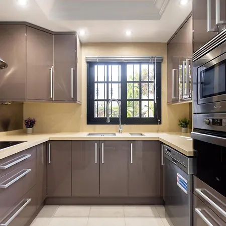 Exclusive Townhouse In Plaza Del Duque Close To The Nyaraló *