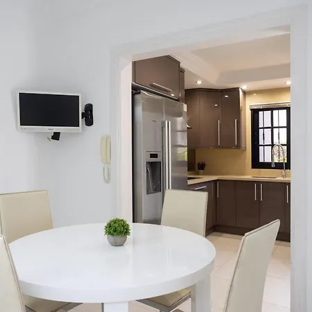 Exclusive Townhouse In Plaza Del Duque Close To The * 阿德耶